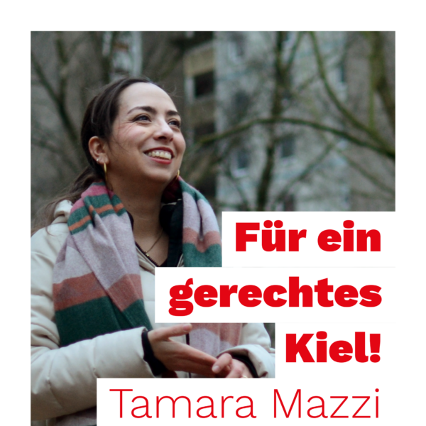 Tamara Mazzi lächelnd vor dem Weißen Riesen in Mettenhof, dazu die Worte: Für ein gerechtes Kiel! Tamara Mazzi