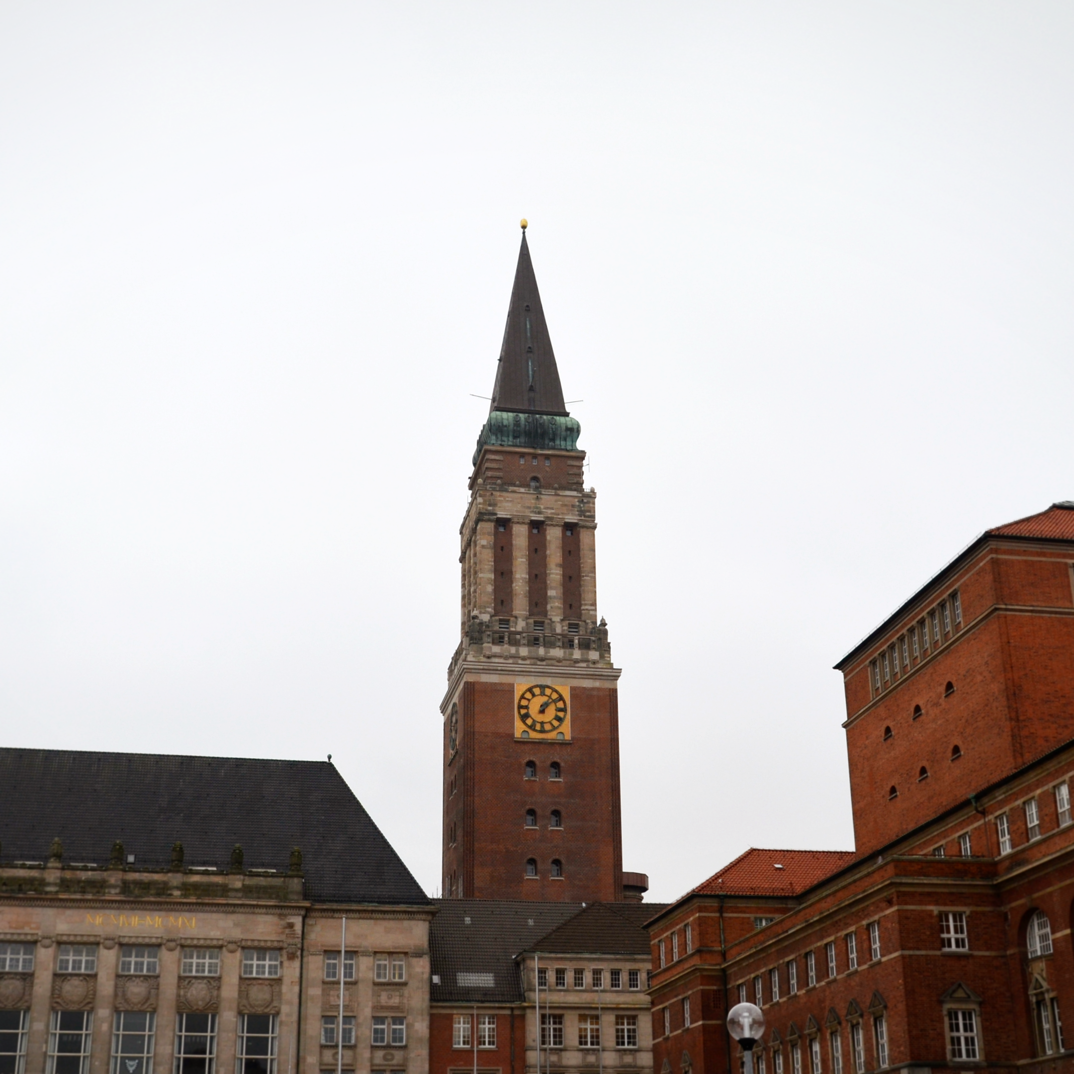 Blick auf das Rathaus mit seinem Turm