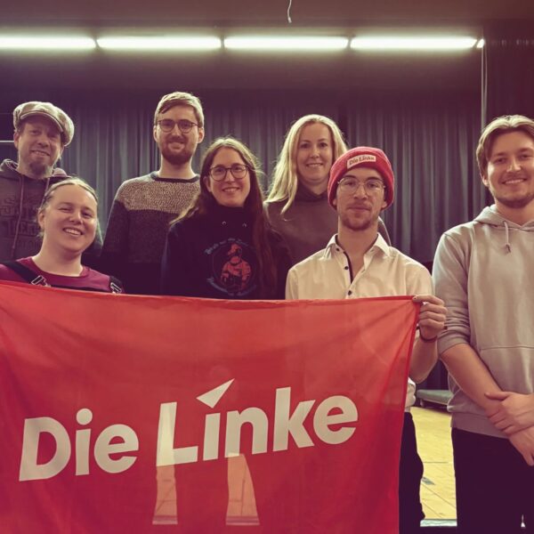 Der neu gewählte Kreisvorstand (minus Eileen) mit einer Parteifahne