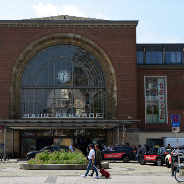 Verkehr_Bahn__2025_Sommer__01kq Der Kieler Bahnhof und sein Vorplatz