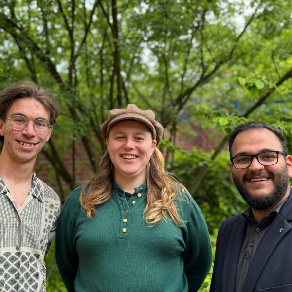 Justin Bednarek, Johanna Klitzschm&uuml;ller und Ali Haydar Mercan l&auml;cheln in die Kamera
